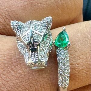 Size (8) Elegant Silver Panther Ring with Green Gemstone
